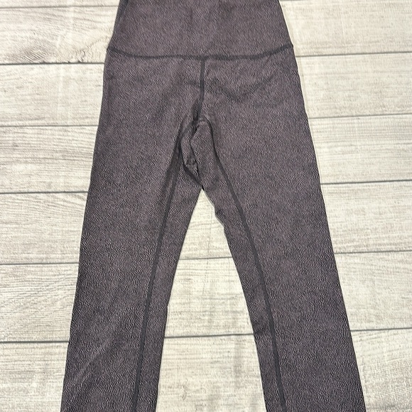 🍋Women’s Lululemon Wunder Under Crop Hi-Rise Full On Luxtreme 21” size 6🍋 - Picture 6 of 16